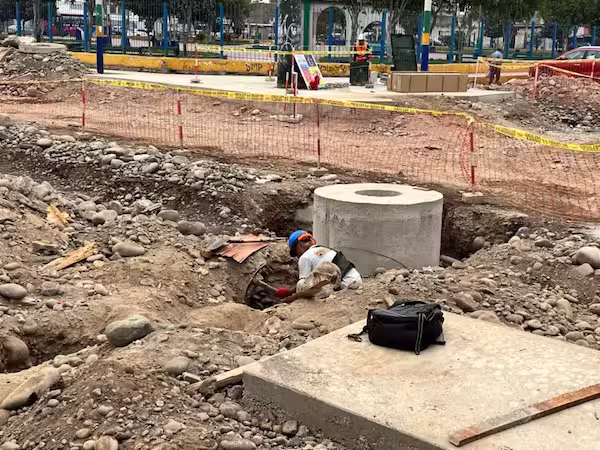 Miles de vecinos entre escombros